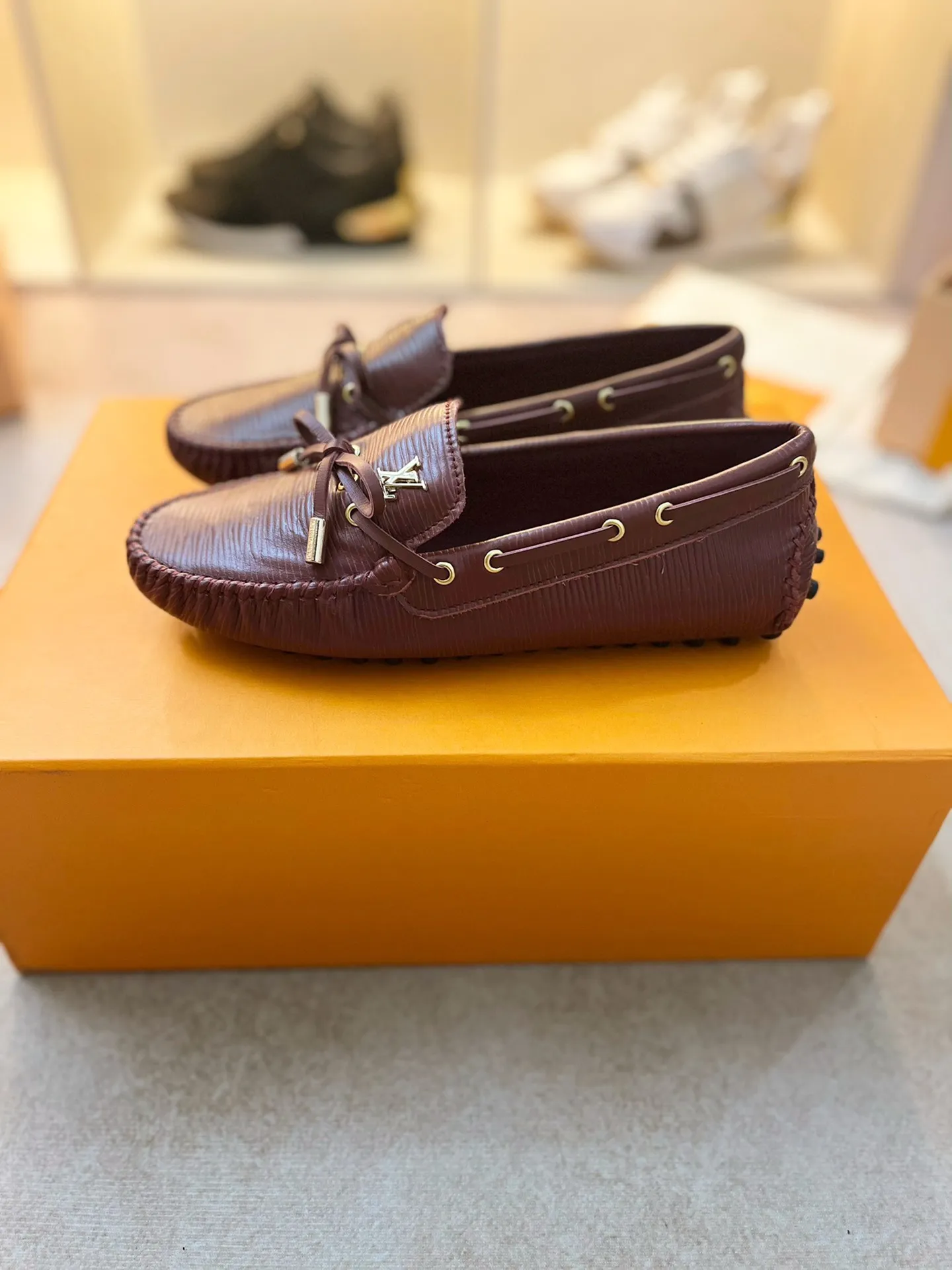p460💰Couple model❤️🇫🇷 𝙇𝙤𝙪𝙞𝙨 𝙑𝙪𝙞𝙩𝙩𝙤𝙣 🇫🇷Louis Vuitton 2023 Classic𝓛𝓿 𝓣𝓻𝓪𝓲𝓷𝓮𝓻 Sports Series ➪➪➪¯ [Arizona Doudou Shoes Series] ▪️▪️▪️Arizona slip-on shoes are made of Monogram Eclipse canvas. Its hand-painted and dyed edges and hand-sewn uppers fully demonstrate Louis Vuitton's traditional shoemaking craftsmanship. This slip-on shoe is very lightweight. The integrated tongue and upper make it particularly comfortable and flexible. The soft outsole is equipped with rubber padding. Decorated with matching sash. Detailed features: ☑️Monogram Eclipse canvas ☑️Black Eclipse pattern ☑️Hand-painted shoe edges ☑️Hand-sewn uppers (each pair takes time to process) ☑️Integrated tongue and upper construction ☑️Outsole equipped with rubber lining ☑️size: 35_46